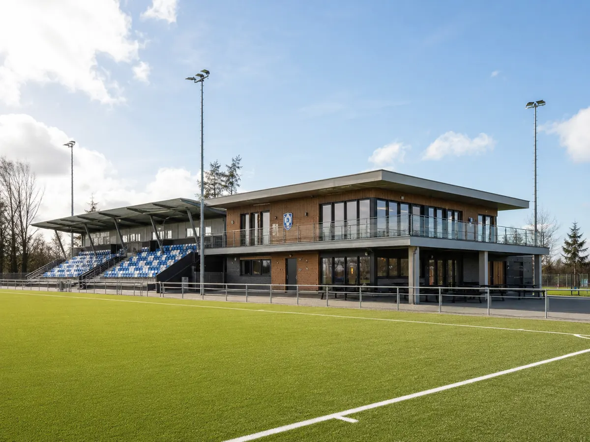 Sportcomplex met clubgebouw, tribune en veldverlichting