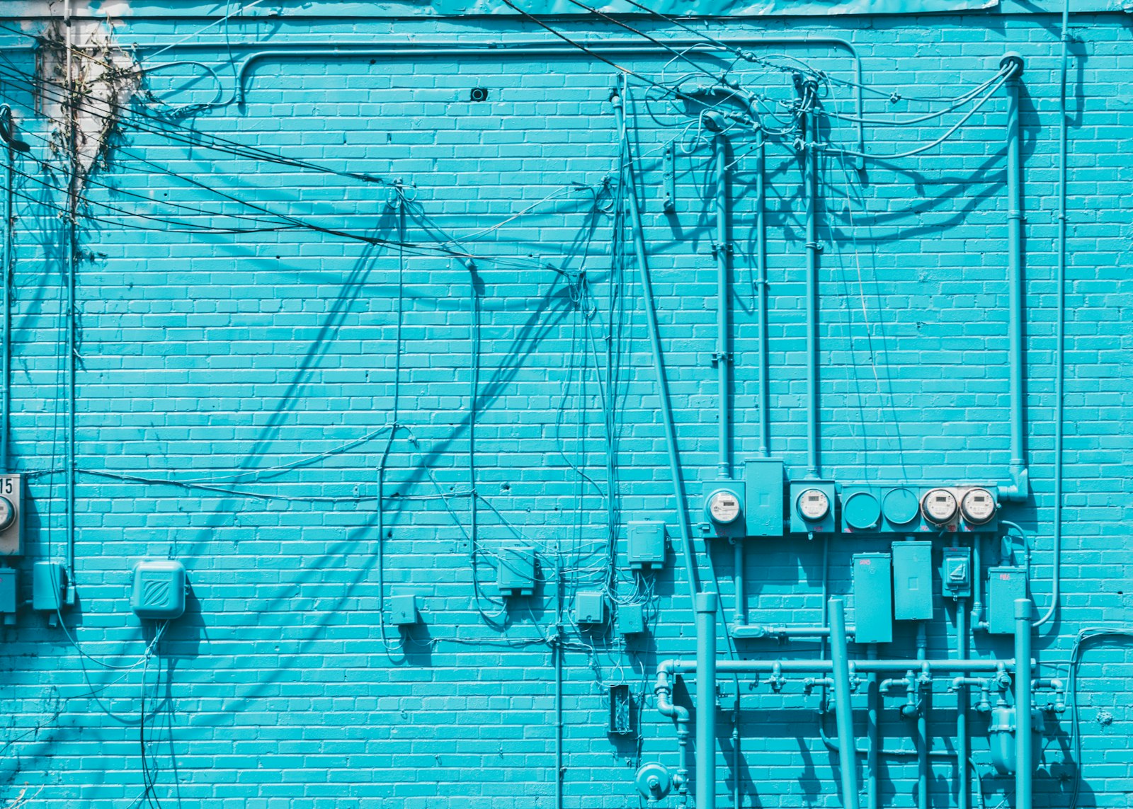 Elektriciteitsmeter op een muur — het verbruik en de aansluiting bepalen of je recht hebt op teruggaaf