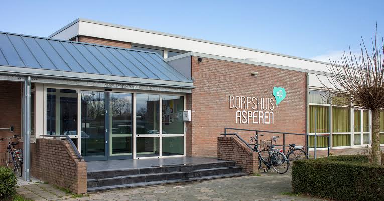 Historisch dorpshuis met karakteristieke toren — voorbeeld van een ANBI die recht heeft op 50% teruggaaf